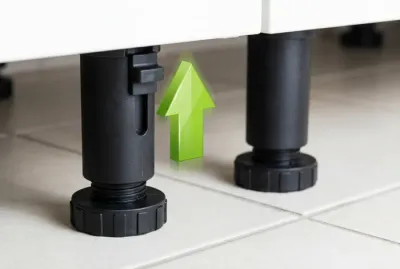 Gros plan sur des pieds de cuisine réglables pour rehausser le plan