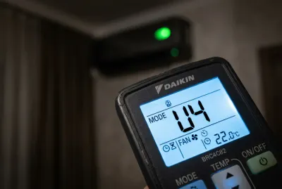 Gros plan sur le code erreur U4 sur écran de télécommande Daikin