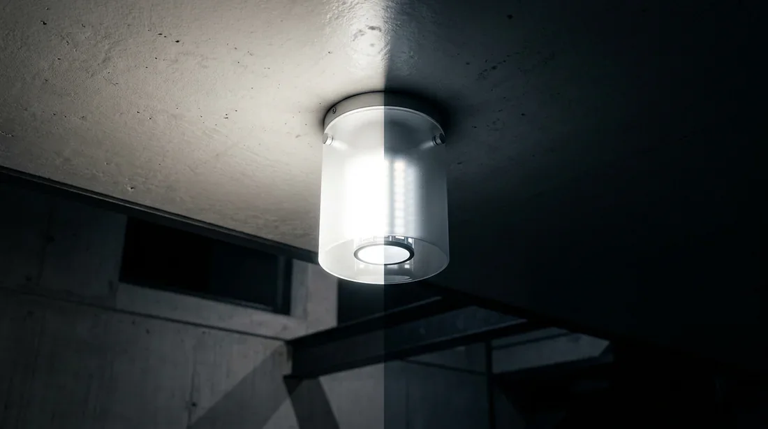 Ampoule LED moderne au plafond avec un éclairage dramatique montrant une instabilité électrique