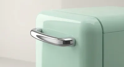 Détail de la poignée chromée d'un lave-vaisselle Smeg rétro