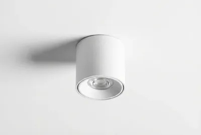Zoom sur un spot LED cylindrique design monté en saillie sur un plafond