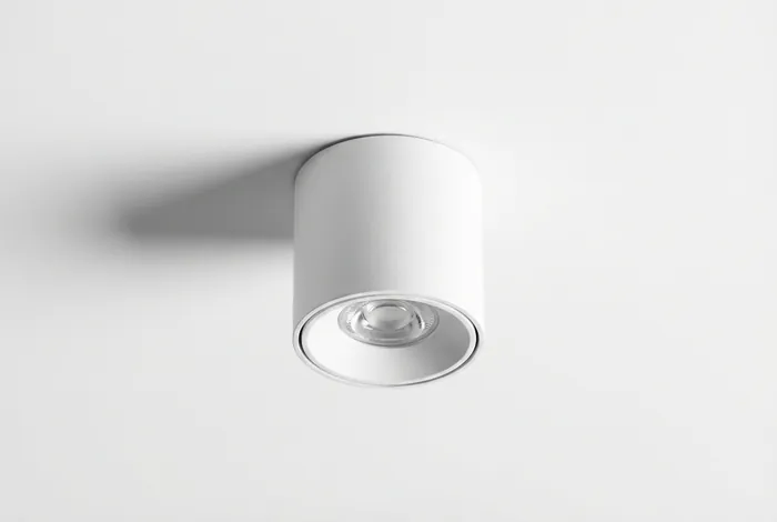 Zoom sur un spot LED cylindrique design monté en saillie sur un plafond