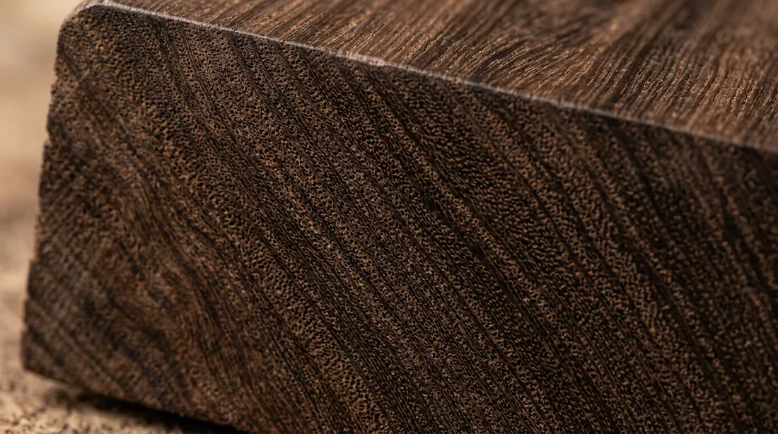 Détails et texture du bois Ipé Gros plan sur le veinage dense et sombre du bois Ipé