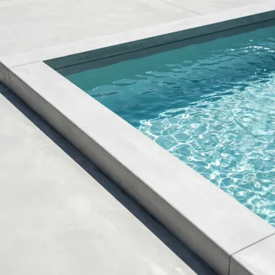 Gros plan sur l'eau cristalline d'une piscine hors sol intérieure