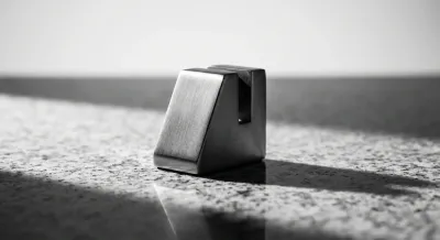 Sabot de portail en métal noir sur un sol en pierre