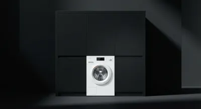 Vue minimaliste d'une machine à laver dans un placard