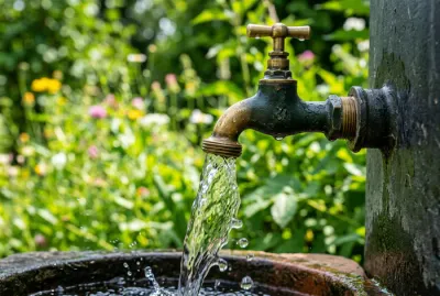 Détail d'un robinet de cuve à eau de pluie avec eau claire