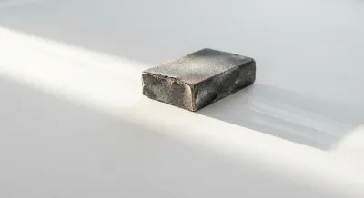 Gros plan sur un outil de ponçage de bandes de placo