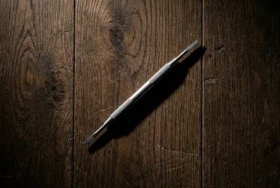 Outil de précision sur un sol en parquet, vue minimaliste en gros plan