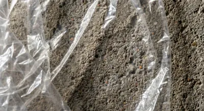 Gros plan sur la pose d'un film polyane protecteur