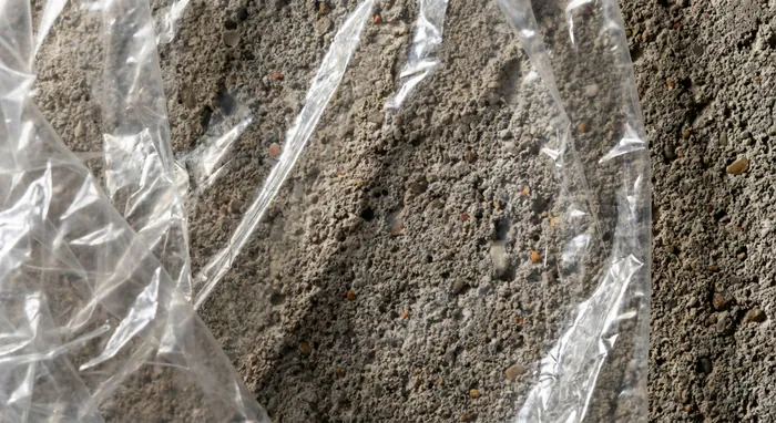 Gros plan sur la pose d'un film polyane protecteur