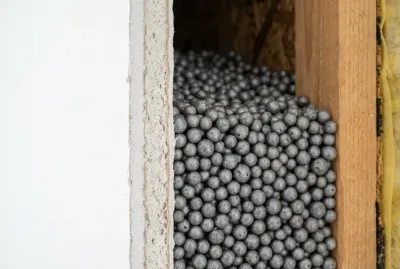 Gros plan sur une isolation par billes de polystyrène graphite dans une cloison