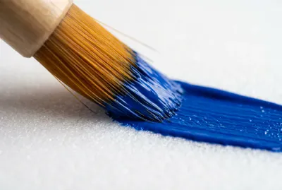 Gros plan sur l'application de peinture sur une plaque de Depron